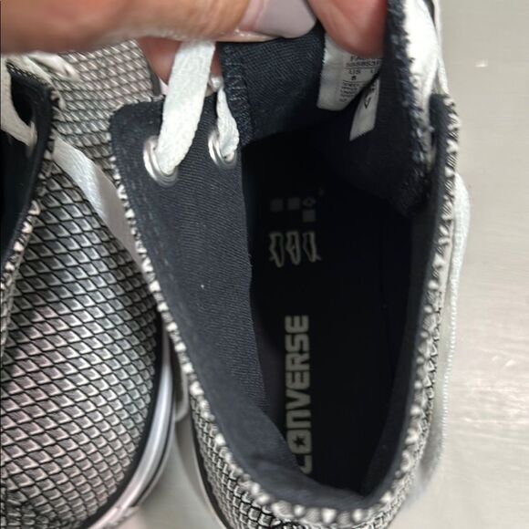 Converse Black and White Patterned High-Tops Size 8 women - Picture 9 of 11